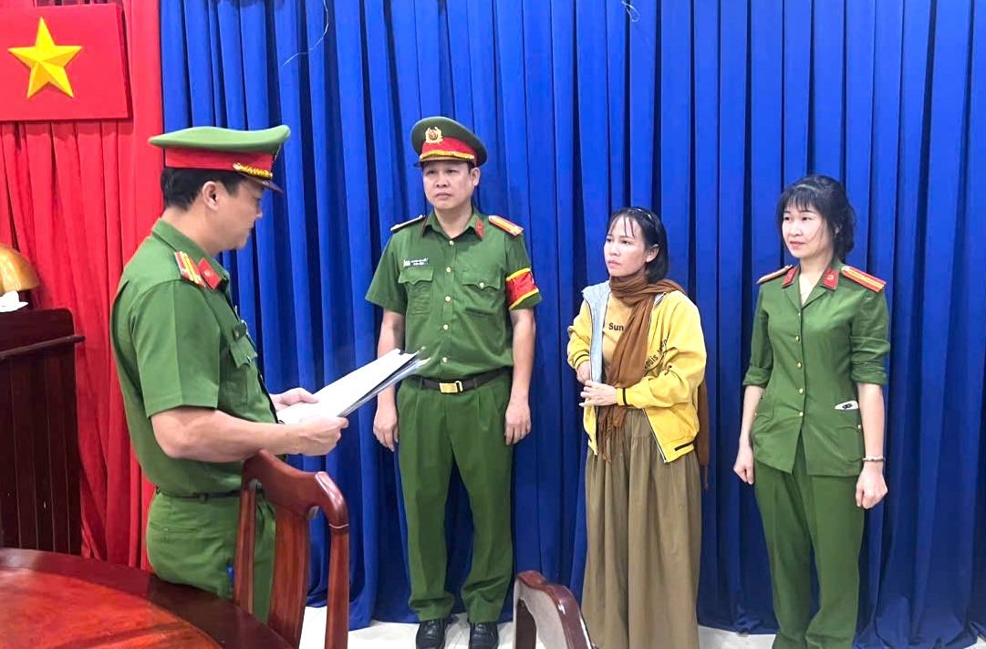 Cơ quan Cảnh sát điều tra thi hành các Quyết định, Lệnh khởi tố, bắt tạm giam bị can để điều tra việc làm giả giấy ủy quyền. Ảnh: Công an tỉnh Đồng Nai