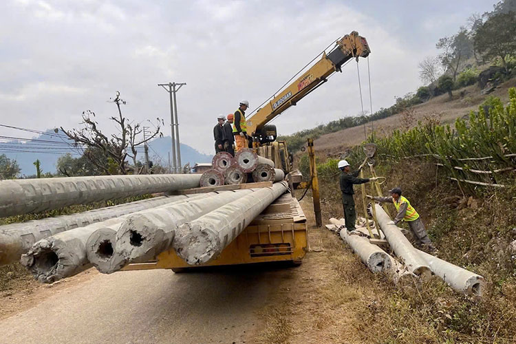 Forces gather materials to proceed with pulling up columns into the two villages of Phang Cu and Hang Chua, Sang Nhe commune, Dien Bien province. Photo: Thu Trang