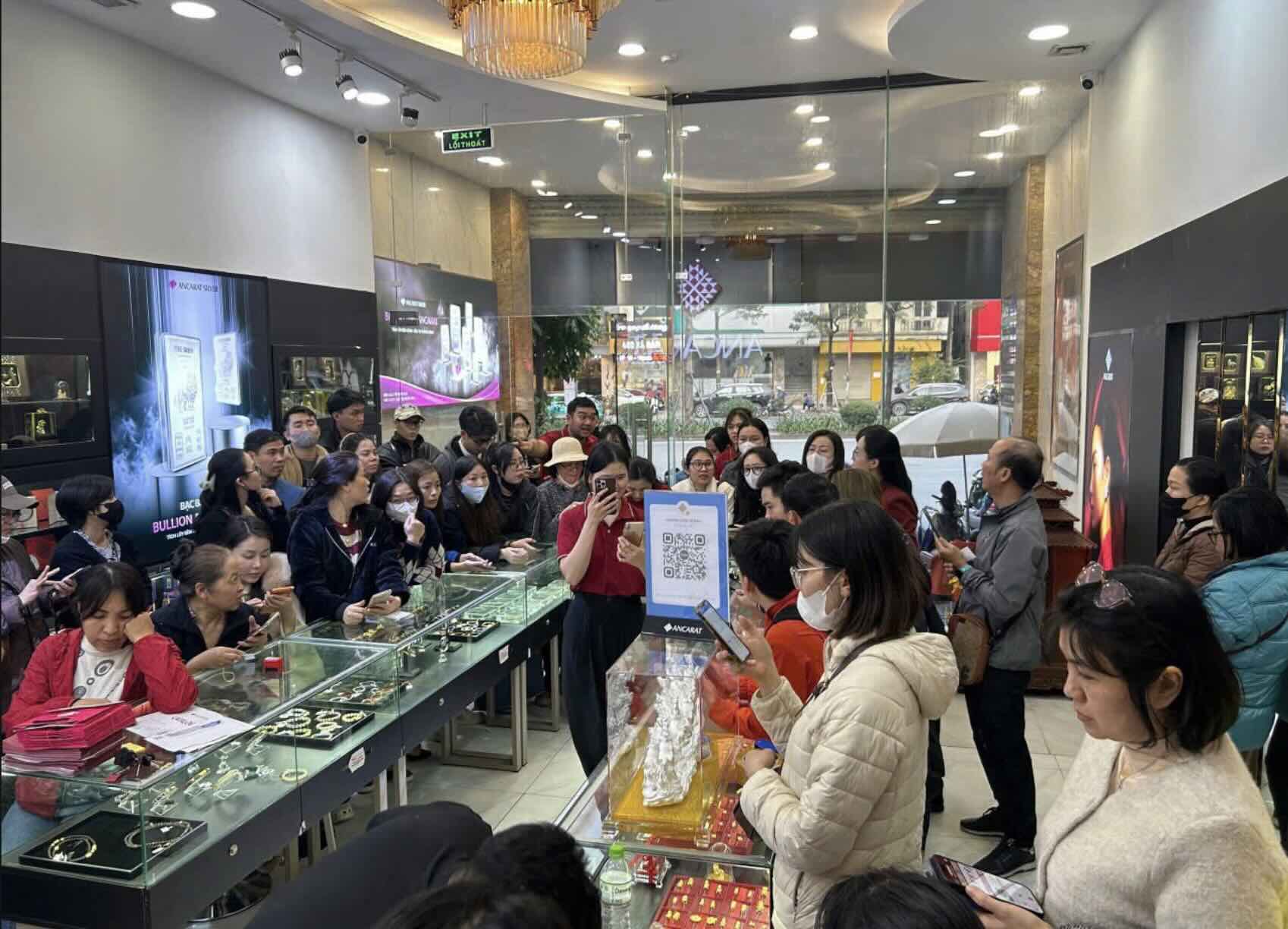 Nhieu nguoi cho biet da theo doi bien dong gia bac tu toi hom truoc va quyet dinh di mua tu sang som de tranh bo lo co hoi. Anh: Minh Huy  