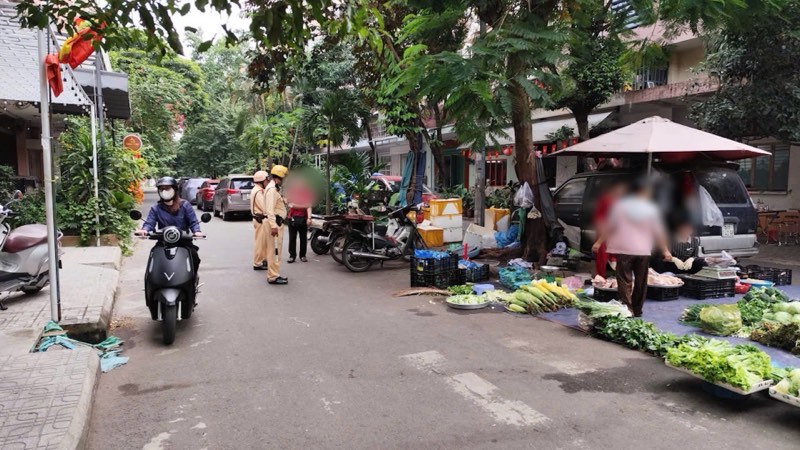 Nhieu sap trai cay, rau cu duoc bay ban tran xuong long duong. Anh: Minh Tam