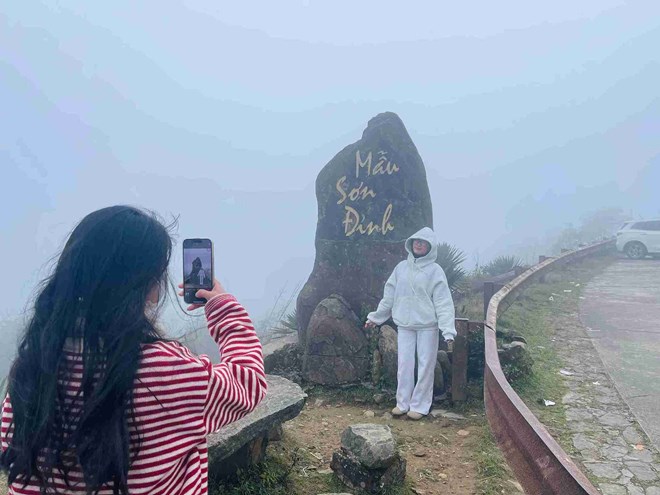 The North enters a strong cold air wave causing severe cold and frost, frost appeared at Mau Son peak on the morning of January 22nd. Photo: Hai Ngoc