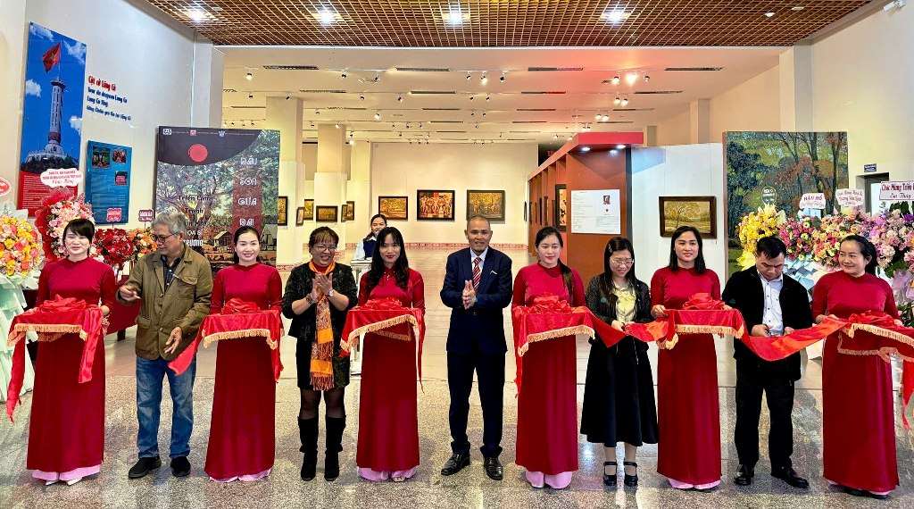 Cac dai bieu tham du trien lam. Anh: Ba Luc