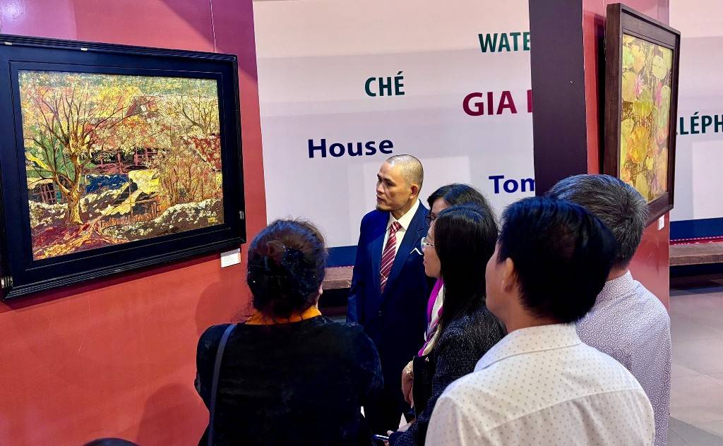 Artworks are introduced to people and tourists. Photo: Ba Luc