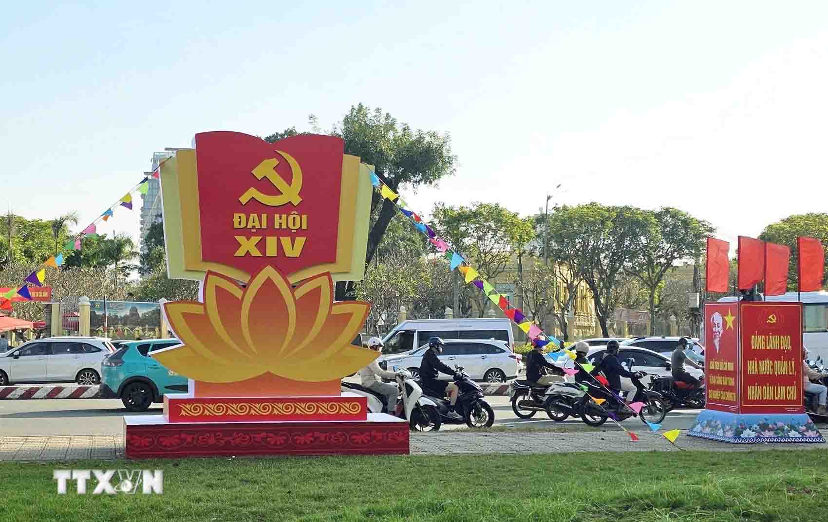 Public areas in Da Nang City are decorated with pano clusters to celebrate the 14th Party Congress. Photo: Tran Le Lam/VNA