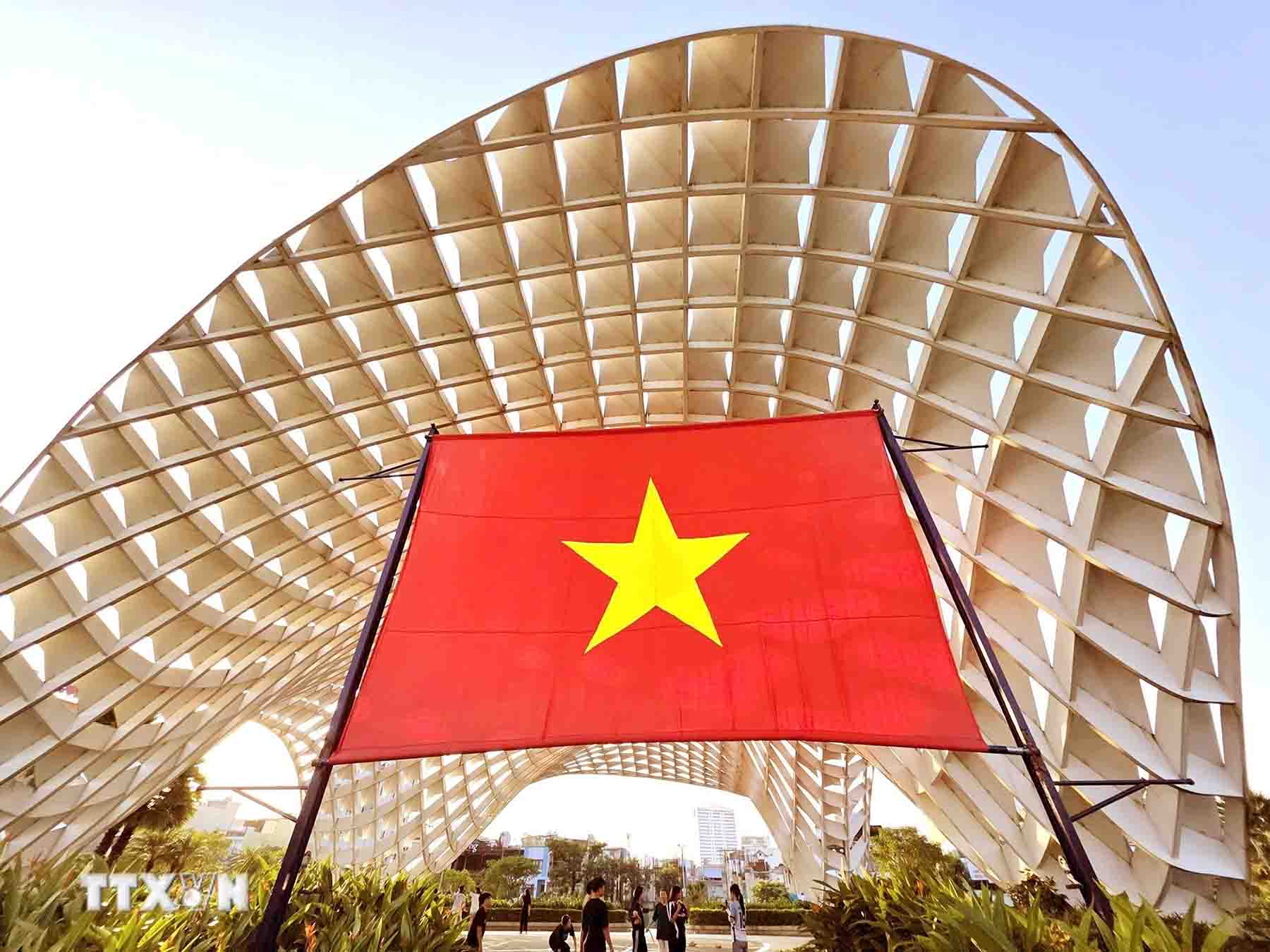 Diem du lich Cong vien APEC o thanh pho Da Nang duoc trang tri co To quoc voi kich thuoc lon de chao mung Dai hoi dai bieu toan quoc lan thu XIV cua Dang. (Anh: Tran Le Lam/TTXVN).