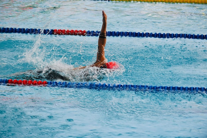 Athlete Vo Huynh Anh Khoa breaks the record in the men's 100m backstroke event at ASEAN Para Games 13. Photo: Thai Duong