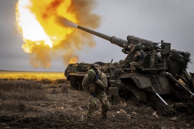 Ukrainian soldiers fire 2S7 Pion artillery towards the Russian fortification inside the city of Kreminna, Ukraine Photo: Kiel Institute