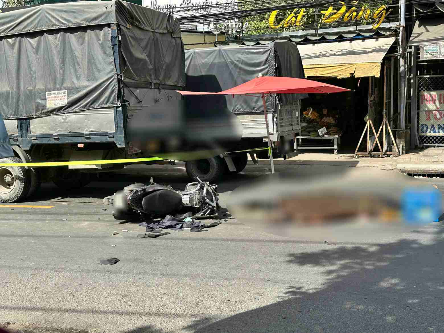 Scene de l'accident entre une moto et un camion qui a cause la mort d'un homme. Photo: Dinh Trong