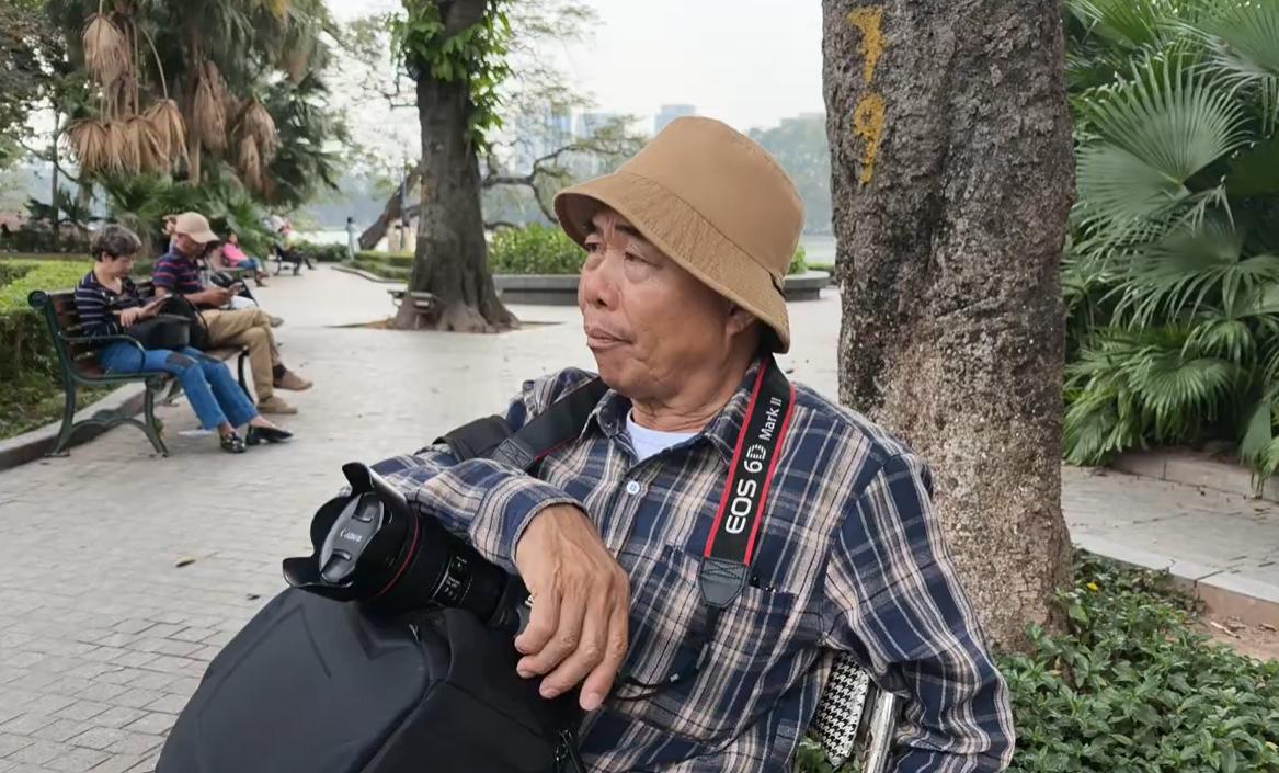 Ong Dung ngoi nghi chan cho don nhung vi khach tiep theo. Anh: Lan Anh