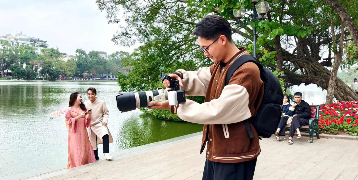 Tho anh Ngoc Anh tat bat phuc vu khach tai Ho Guom. Anh: Lan Anh