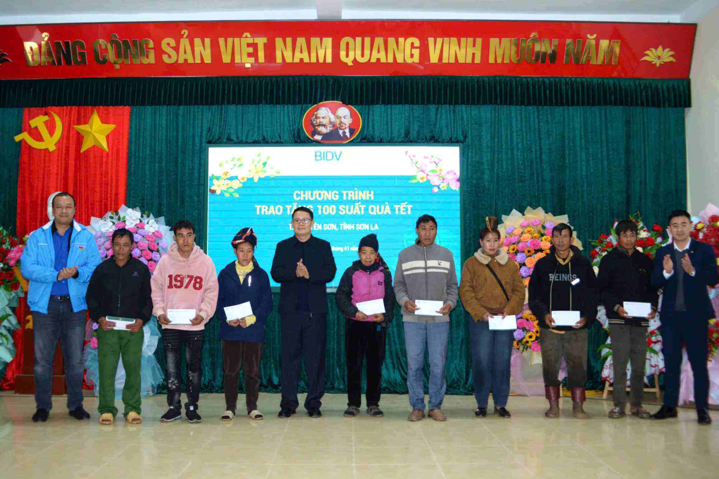 Lanh dao Uy ban Kiem tra Tinh uy, BIDV SOn La tang qua Tet cho cac ho co hoan canh kho khan xa Yen Son. Anh: Binh Khiem