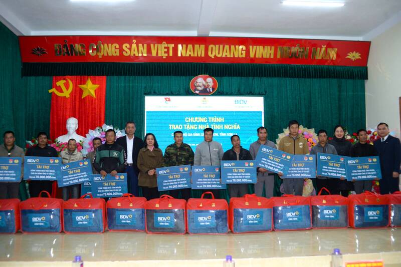 Donating funds to support housing construction for households in difficult circumstances in Yen Son commune, Son La province. Photo: Binh Khiem