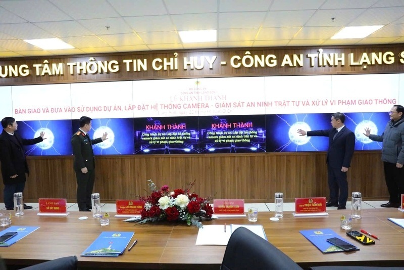 Cac dai bieu bam nut khanh thanh du an lap dat he thong camera giam sat an ninh trat tu va xu ly vi pham giao thong. Anh: Vu Dat