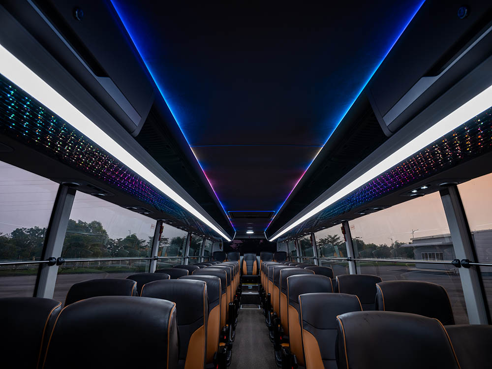 Trai nghiem cao cap tren Hyundai Universe Prestige con den tu ghe ngoi voi thiet ke cong thai hoc, co the ho tro lung va cot song. Anh: HTCV