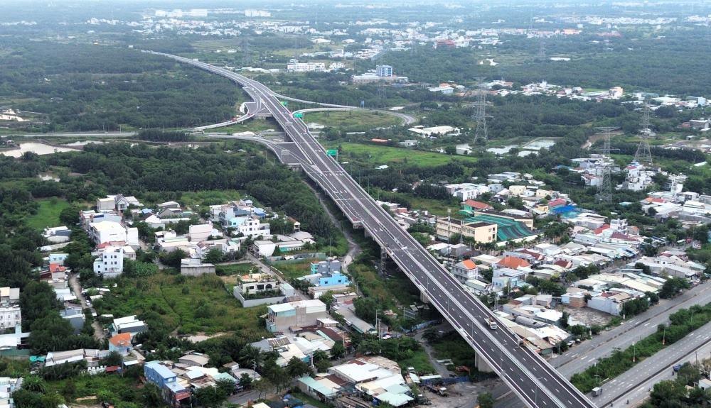 Nut giao giua duong Le Van Luong va cao toc Ben Luc - Long Thanh. Den nay, doan cao toc Ben Luc - Long Thanh qua dia phan xa Hiep Phuoc da hoan thanh, cac phuong tien duoc phep luu thong tam qua khu vuc nay, cho thong xe toan tuyen.