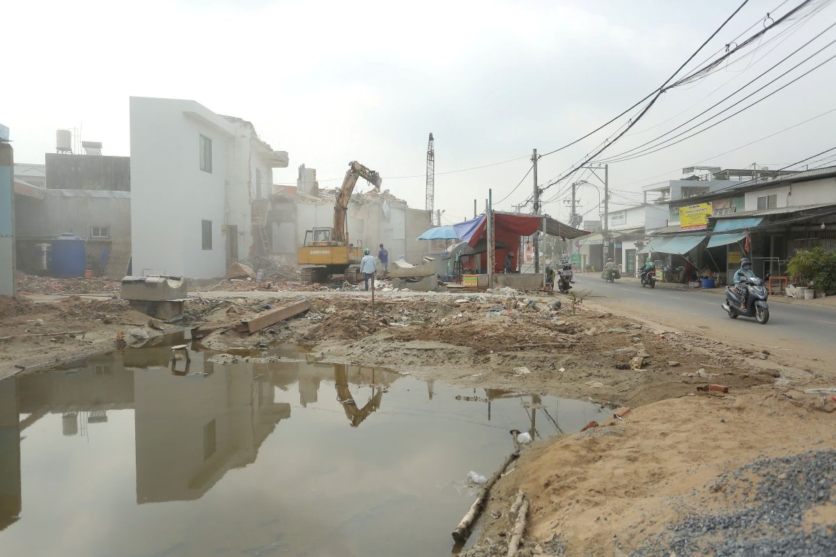 Khan truong giai phong mat bang hang chuc can nha tai xa Hiep Phuoc de xay cau Rach Tom moi. Anh: Anh Tu