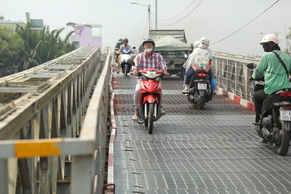 Doc theo truc duong Le Van Luong qua dia phan TPHCM hien con hai cau sat da xuong cap, duoc xay dung hon 50 nam truoc la cau Rach Tom (trai) va cau Rach Doi. Mat cau nho hep, thuong gay can tro giao thong, nhat la vao gio cao diem