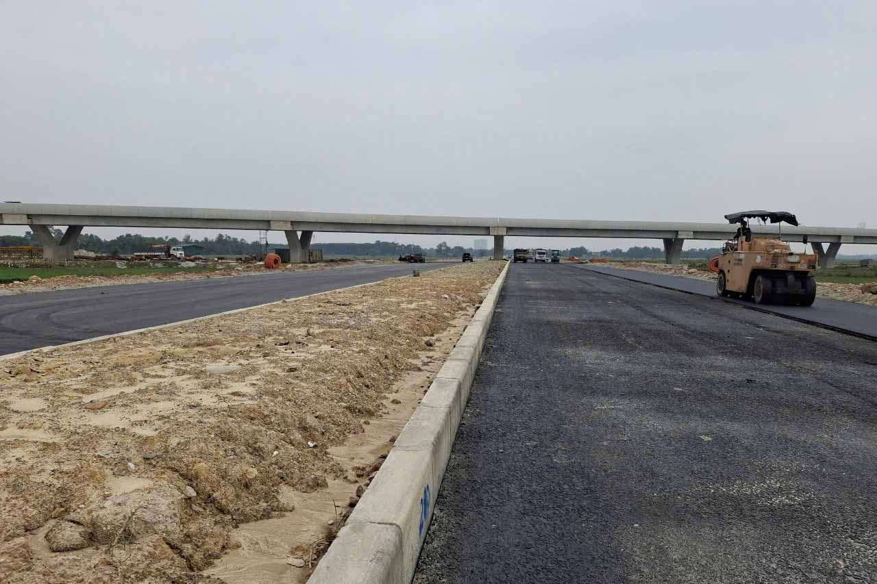 Hơn 2 km của dự án đã thảm nhựa từ năm 2024. Ảnh: Trần Tuấn.