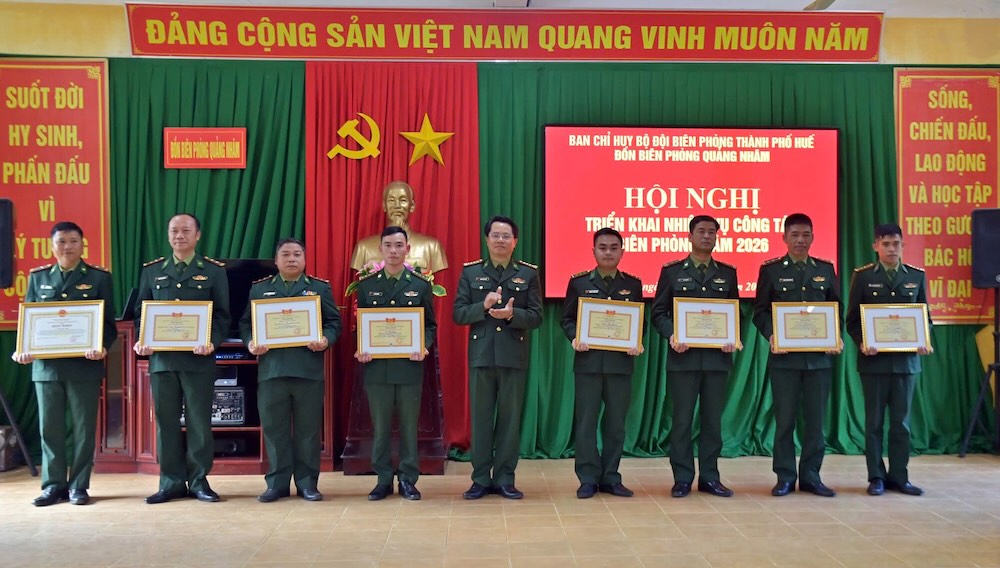 Dai ta Dang Ngoc Hieu trao Bang khen UBND TP Hue va danh hieu “Chien si thi dua co so” cho cac ca nhan cua Don Bien phong Quang Nham. Anh: Vo Tien