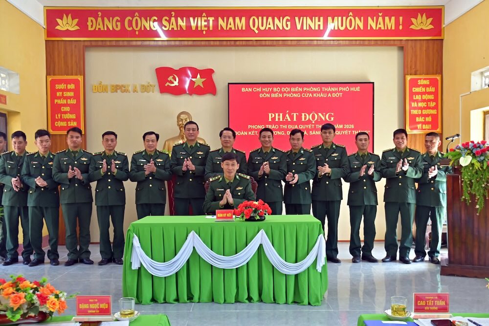 2026年の競争協定に署名したアドット国境ゲート国境警備隊の部隊。写真:ヴォー・ティエン