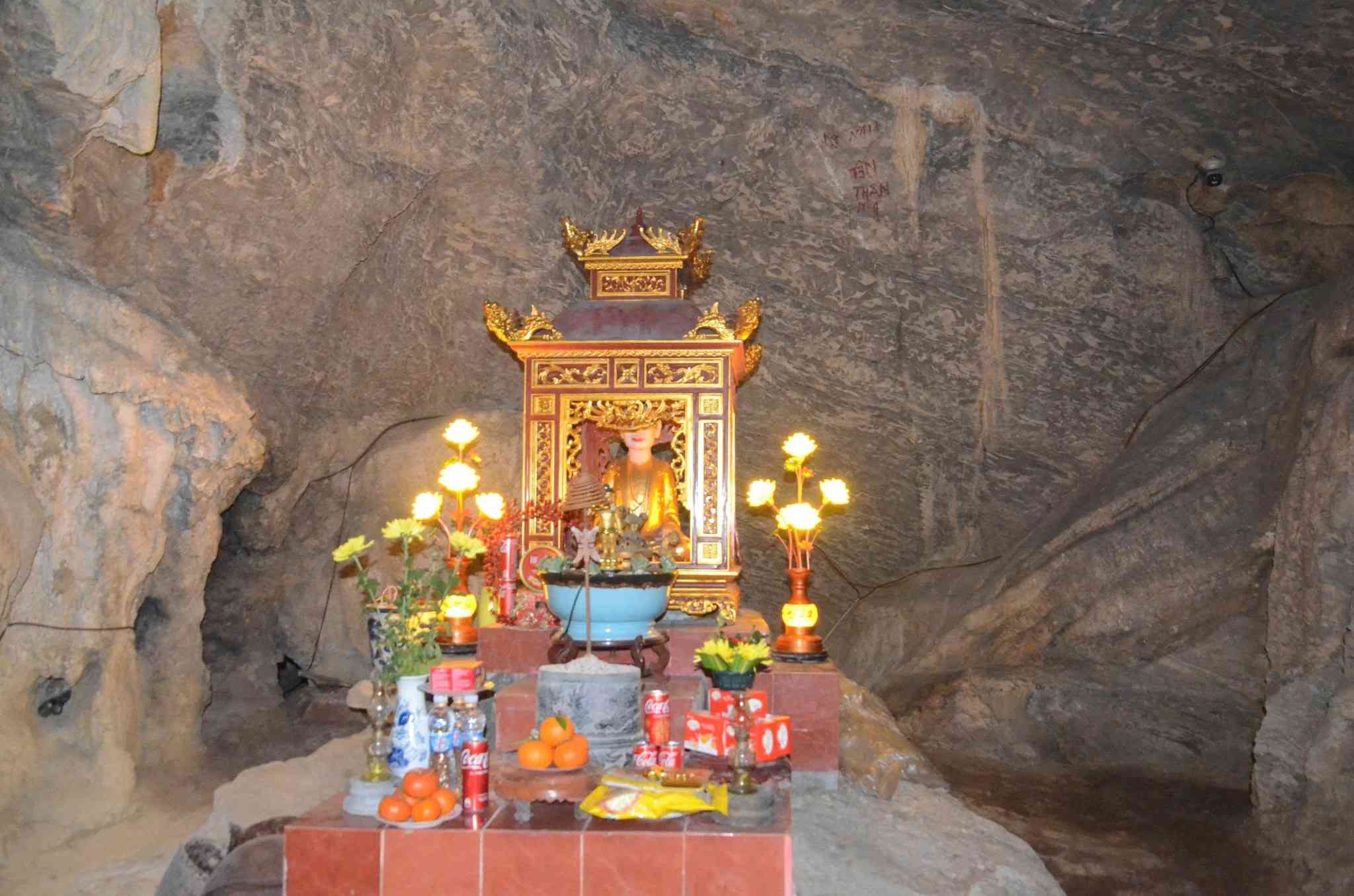 Ngoai chua Ban Long, trong di tich nay con phu tho Tam vi Thanh Mau. Anh: Dieu Anh