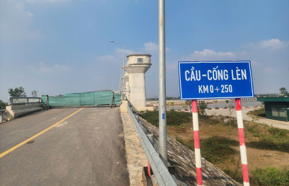 Du kien cay cau Cong Len se duoc dua vao su dung truoc dip Tet Nguyen dan sap toi. Anh: Quach Du