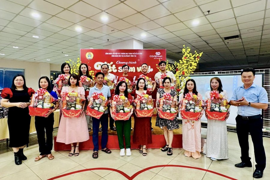 Trao qua cho nguoi lao dong trong chuon trinh. Anh: CDCS