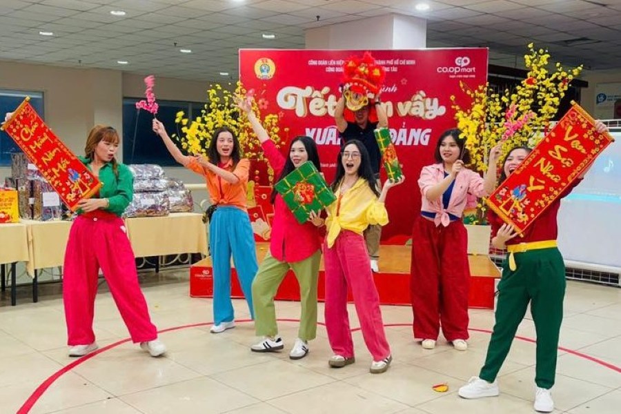 Exciting and lively art performances during Tet reunion. Photo: CDCS