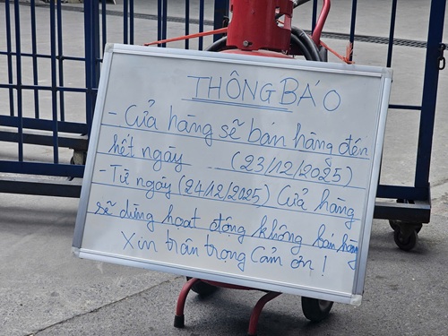 Cửa hàng xăng dầu Ngọc Khánh thông báo dừng hoạt động. Ảnh: Minh Hạnh 
