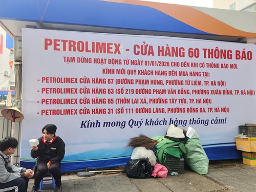 Petrolimex hướng dẫn người dân đến các cửa hàng gần nhất để tiếp nhiên liệu. Ảnh: Minh Hạnh 