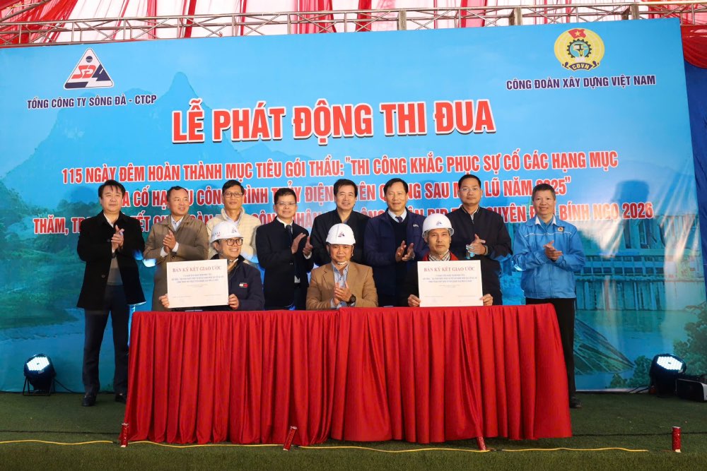 Dai dien cac don vi tham gia thi cong ky ket giao uoc thi dua. Anh: CDXDVN