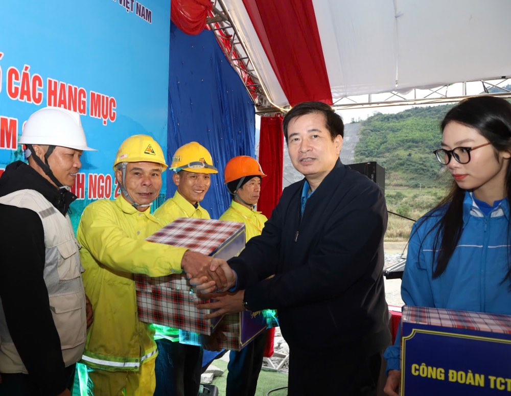 M. Pham Hoai Phuong - President du Syndicat de la construction du Vietnam remet des cadeaux aux travailleurs. Photo: CDXDVN