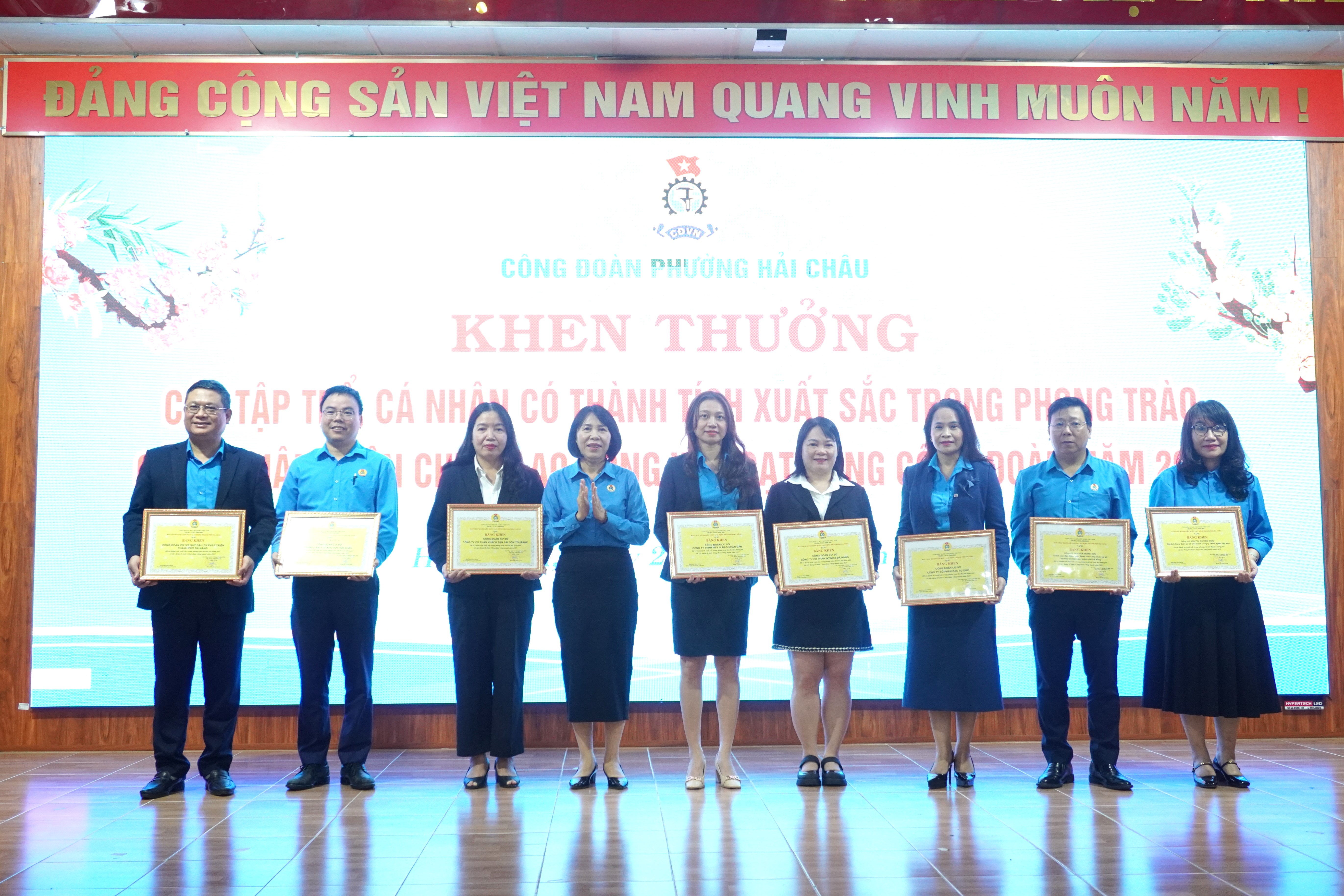 LDLD TP Da Nang khen thuong cac tap the, ca nhan co thanh tich tot trong cong tac cong doan nam 2025. Anh: Tran Thi