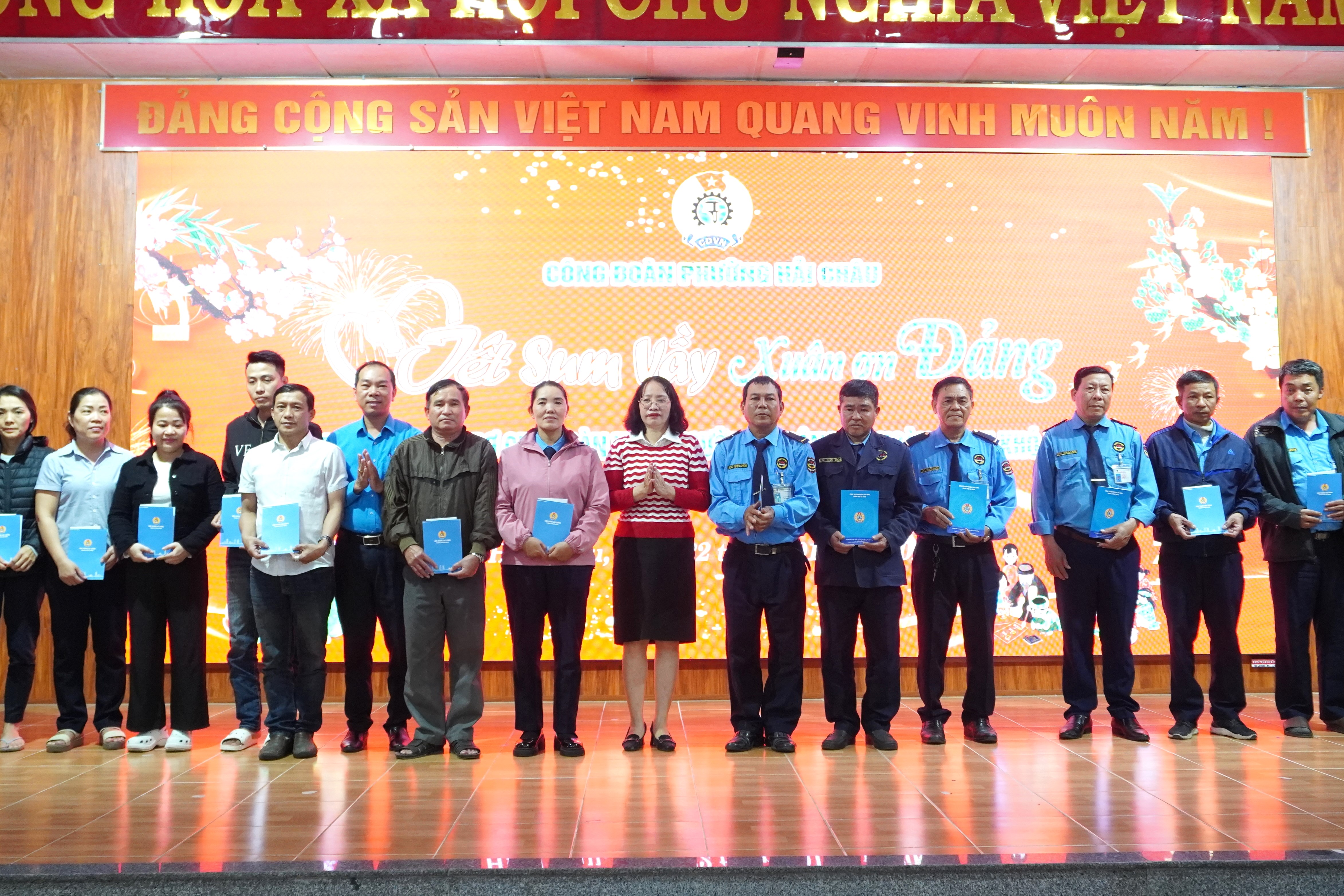 Trao ho tro cho doan vien, nguoi lao dong co hoan canh kho khan. Anh: Tran Thi