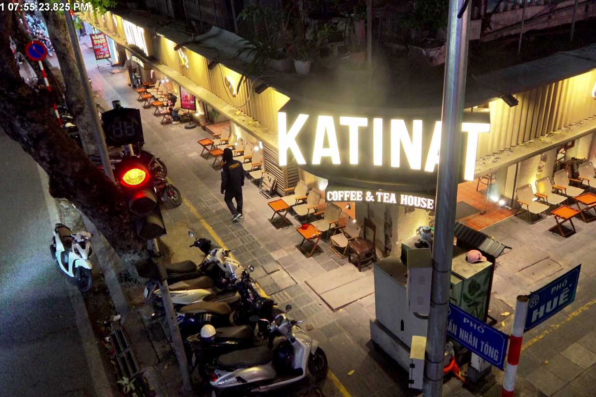 하이바동 후에 거리 98번지 앞에서 음식 서비스 사업을 위해 보도를 불법적으로 사용하는 위반 행위. 사진: 하노이 공안