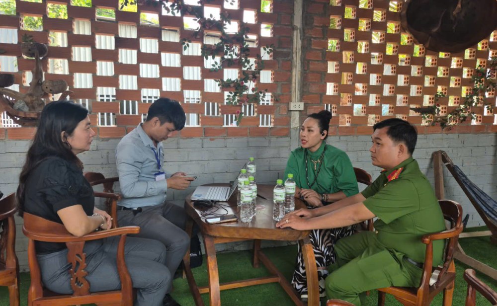 El equipo de inspeccion intersectorial de turismo y deportes de Phu Quoc trabaja con la empresa despues de recibir comentarios de los turistas. Foto: Khanh Van