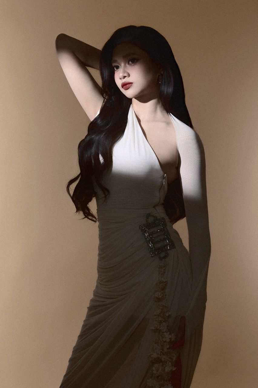 Sau hon hai nam dang quang A hau Miss World Vietnam 2023, nguoi dep ngay cang cho thay su “len huong” ro net ve than thai, phong cach cung nhu dinh huong phat trien su nghiep.  