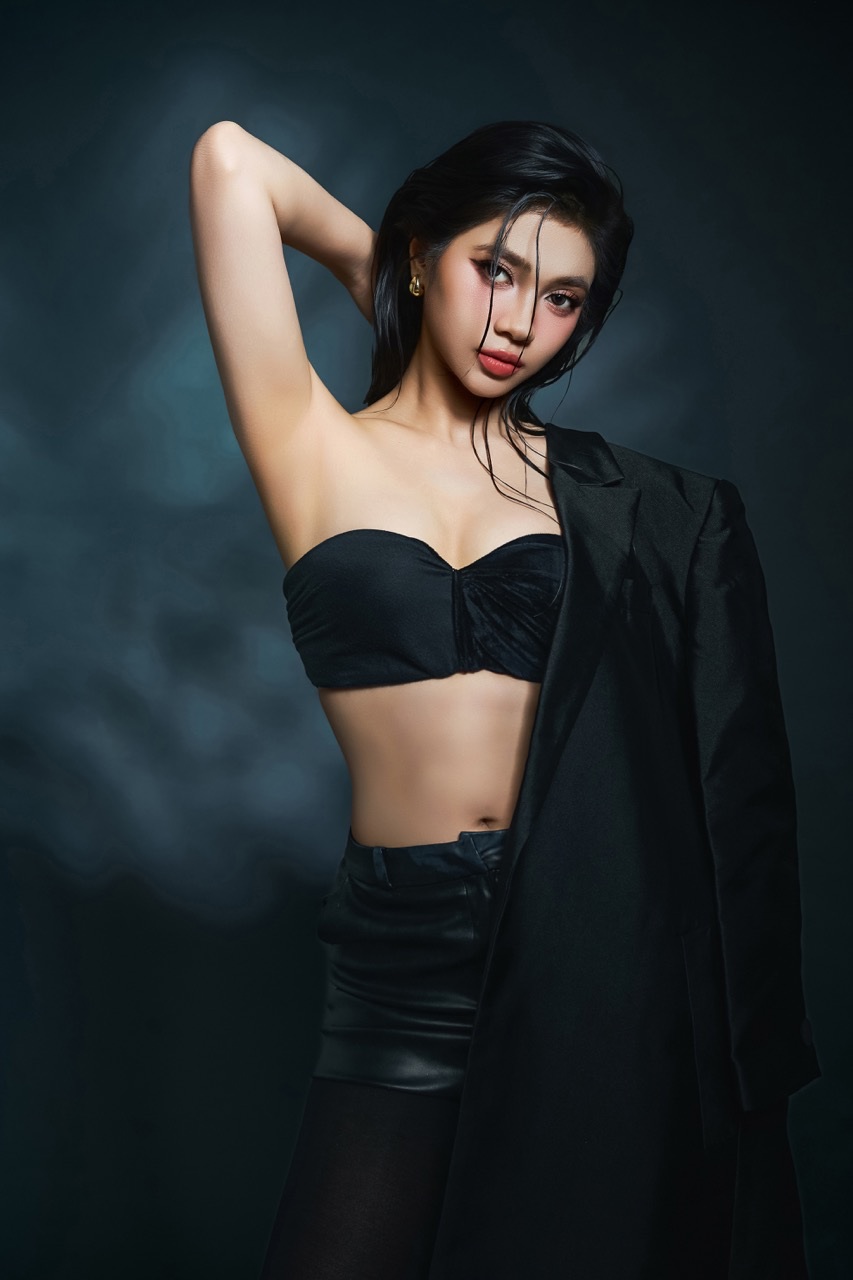 Chia se ve tuoi moi, Minh Kien cho biet: “Tuoi 22 la cot moc de toi nhin lai va nghiem tuc hon voi nhung lua chon trong cong viec. Toi muon xuat hien chin chu, khong ngung hoc hoi de truong thanh hon moi ngay. Voi toi, hanh trinh phat trien ban than la mot qua trinh dai can su kien tri, ky luat va niem tin vao chinh minh.”  Ben canh nhan sac ngay cang thang hang, A hau Huynh Minh Kien con cho thay su nghiem tuc khi theo duoi dien xuat. Hien tai, co gop mat trong ba du an dien anh gom Bus, Trai Buon Nguoi va Giao Diem Sinh Tu, trai dai tu hinh anh ngot ngao, trong treo den nhung vai dien nang tam ly, gai goc va doi hoi chieu sau cam xuc.  