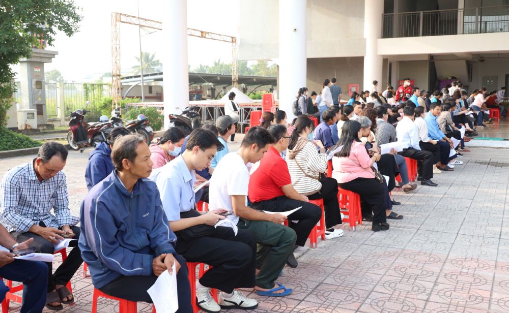 Doan vien, nguoi lao dong tap trung cho kham sang loc suc khoe truoc khi lay mau. Anh: LDLD An Giang