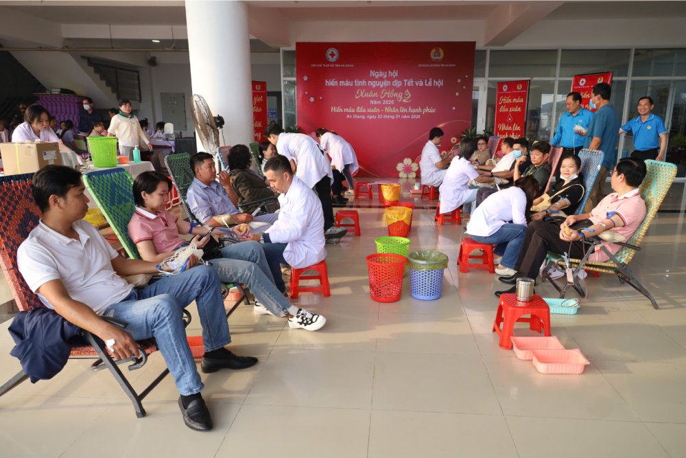 Doan vien, nguoi lao dong tham gia hien mau tinh nguyen. Anh: LDLD An Giang