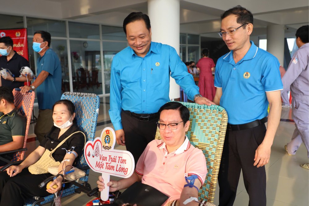 Vice Chairman of An Giang Provincial Labor Federation Pham Van Dang (blue shirt, middle) visits union members and workers participating in voluntary blood donation. Photo: An Giang Labor Federation