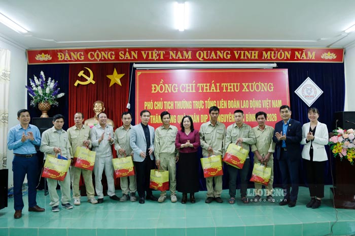 Standing Vice President of the Vietnam General Confederation of Labour Thai Thu Xuong presents gifts to workers of Dien Bien Cement Joint Stock Company. Photo: Quang Dat