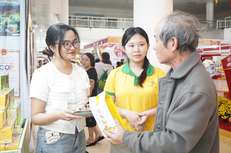 Chuong trinh voi quy mo hon 200 gian hang voi su tham gia cua gan 150 don vi, doanh nghiep, hop tac xa. Anh: Tran Thi