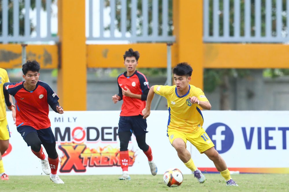 U19 Song Lam Nghe An (ao vang) thi dau ap dao truoc U19 TPHCM. Anh: VFF