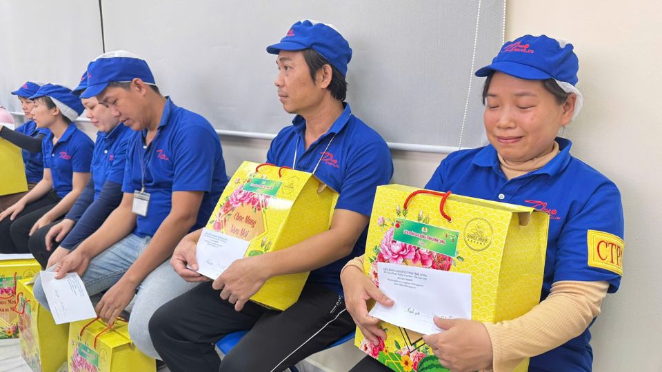 Cong nhan vui mung nhan qua Tet tu to chuc Cong doan, phan khoi don xuan Binh Ngo 2026.. Anh: Hoang Loc