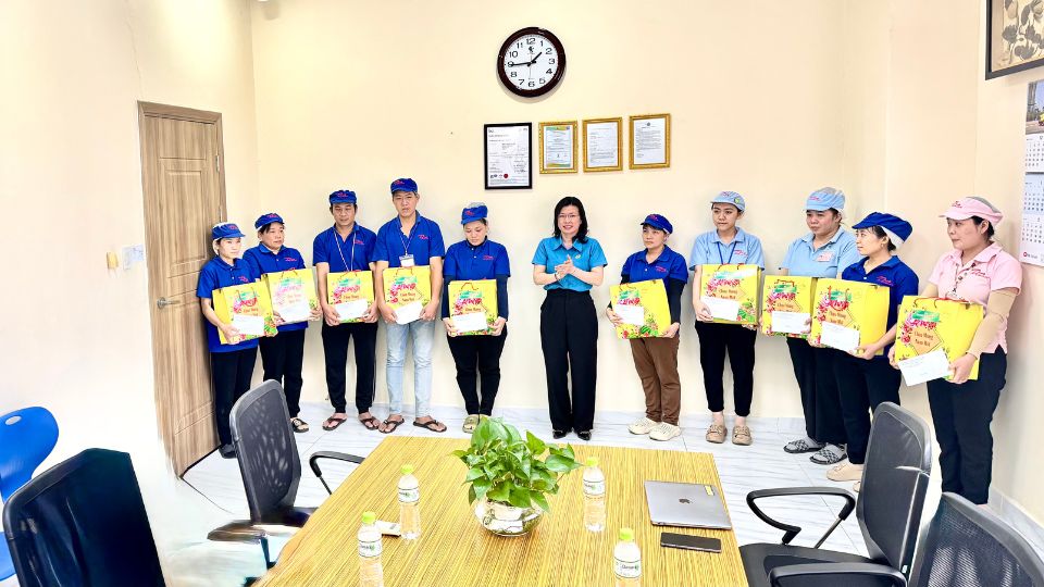 Vinh Long Provincial Trade Union presents more than 11,358 Tet gifts and allowances to union members and workers in difficult circumstances in the province. Photo: Hoang Loc