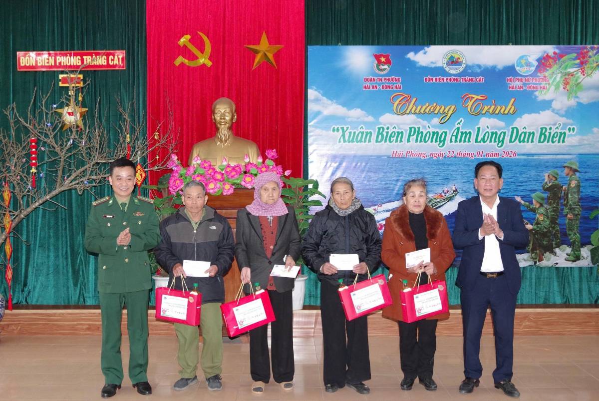 Dai dien lanh dao Bo doi Bien phong Hai Phong va phuong Hai An trao qua cho cac gia dinh co hoan canh kho khan tren dia ban phuong. Ảnh: Cong TTDT Hai Phong