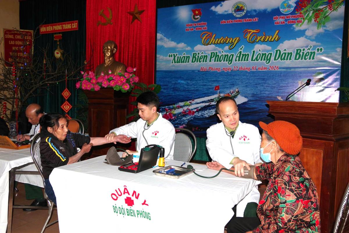 Quan y Bo doi Bien phong thanh pho kham benh, cap thuoc cho nhan dan. Ảnh: Cong TTDT Hai Phong