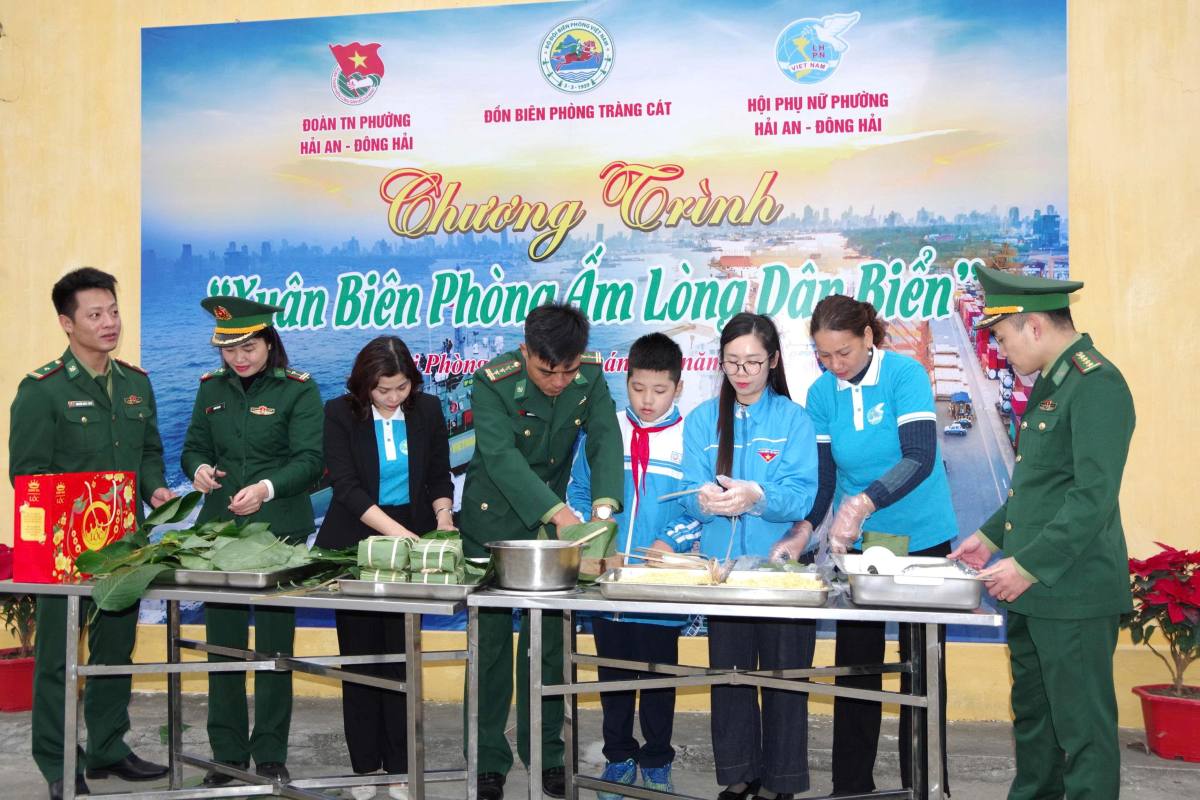 プログラムで困難な状況にある家族に贈るバインチュンを包む国境警備隊のチーム。写真:ハイフォン市電子情報局