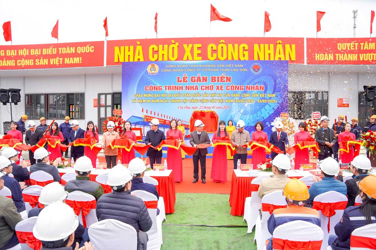 Delegates cut the ribbon to inaugurate the project. Photo: Cao Son Coal Trade Union